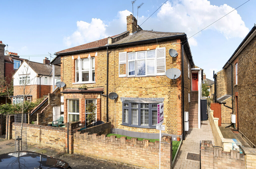 Essex Road, Nascot Wood, Watford WD17 4EL